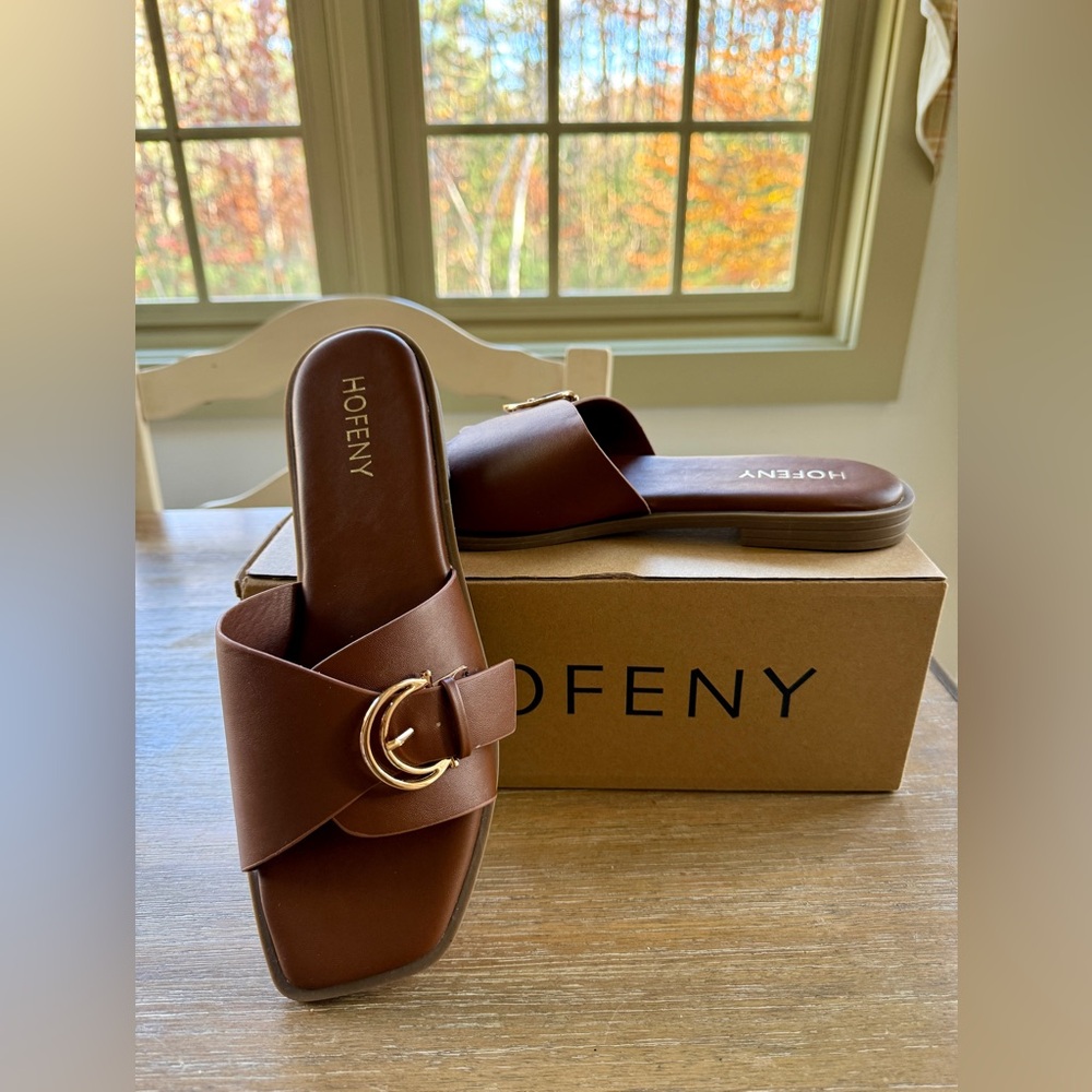 New in box- Women's ladies  Brown Leather Slide Sandals buckle size 9